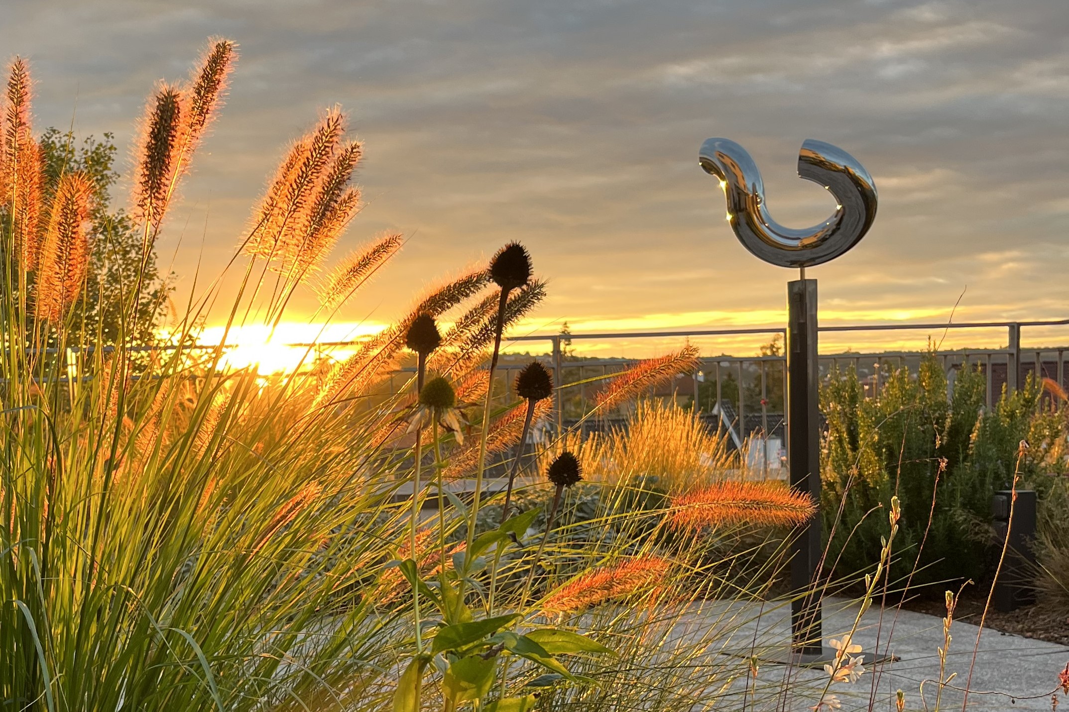 Detail nerezové oceli na autorském objektu Artforest