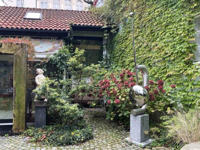 Kinetická socha Kyvadlo Jiřího Friče instalovaná v prostoru, foto s autorem