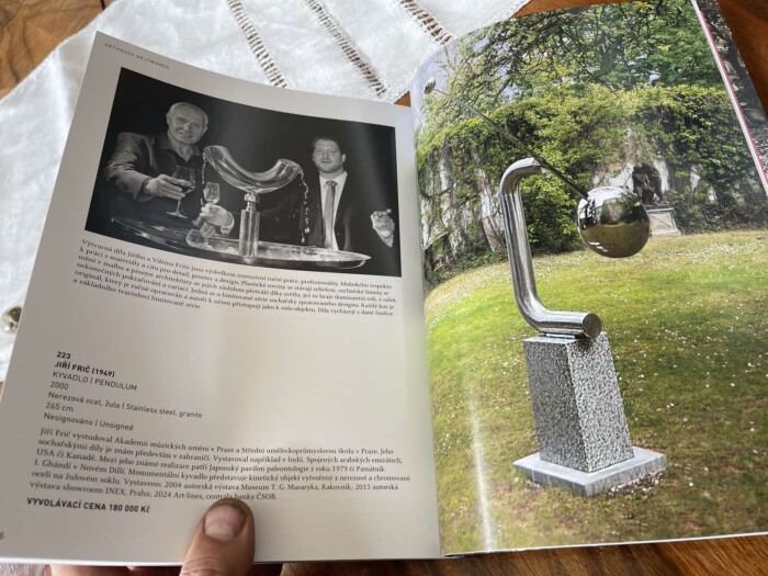 Kyvadlo Jiřího Friče, monumentální kinetická socha z nerezavějící oceli a žuly