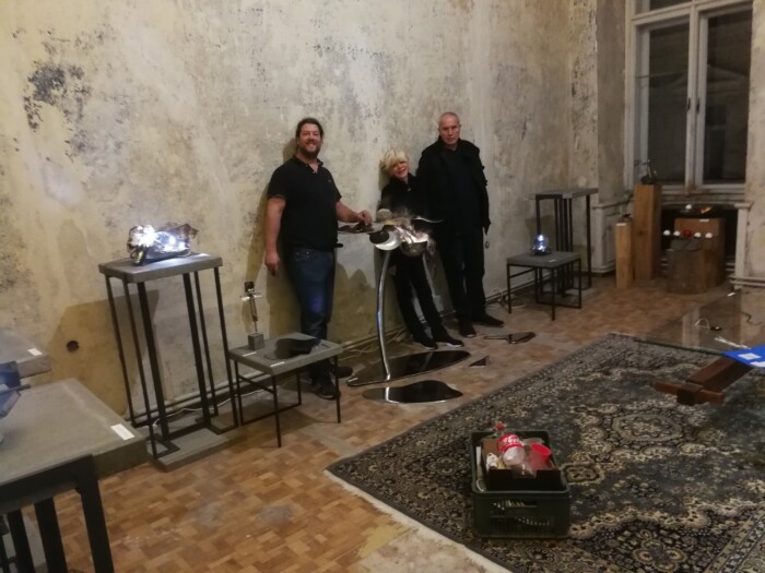 Rodina Fričova, vlevo autor Vilém Frič u fontány Ariely na výstavě Art Prague 2022.