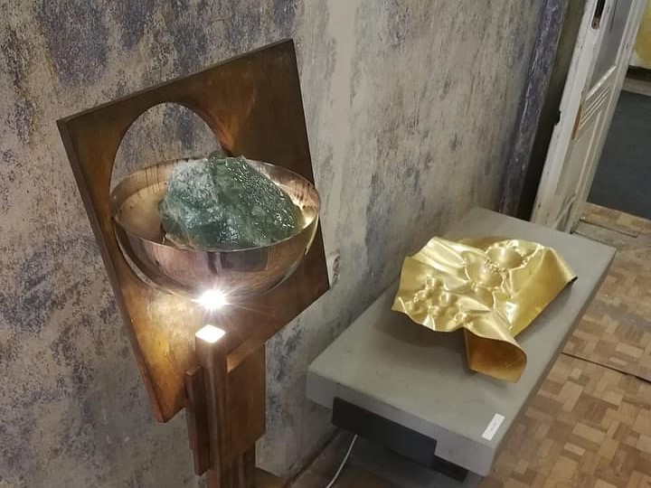 Pramen Avanturín, industriální fontána Viléma Friče z oceli, nerezavějící oceli a avanturínu