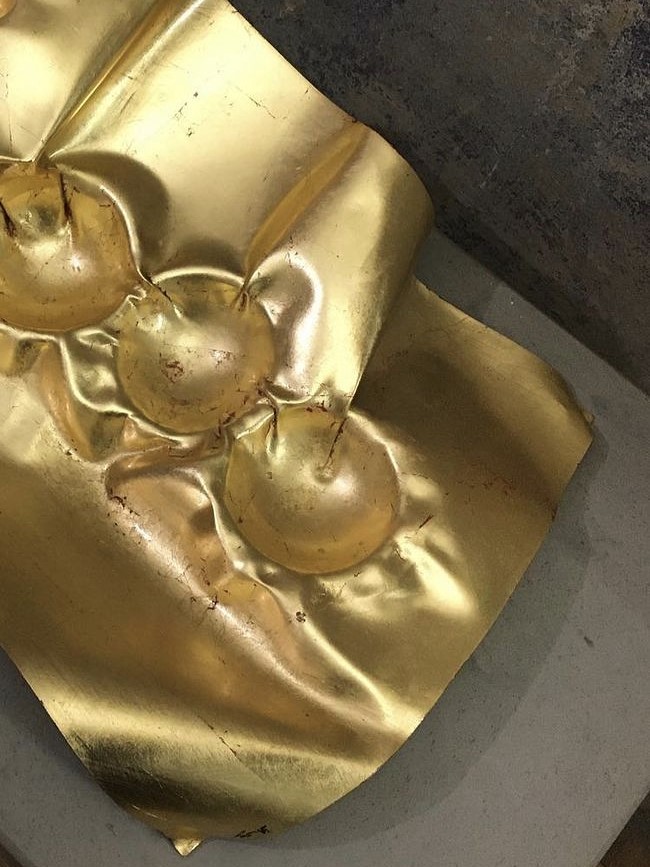 Detail plátkového zlata a zvlněného povrchu Mísy od Hébé Viléma Friče