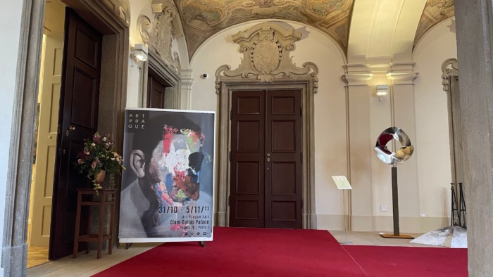 Socha z nerezavějící oceli Spojení II. od Viléma Friče u hlavního vstupu na výstavu Art Prague 2023