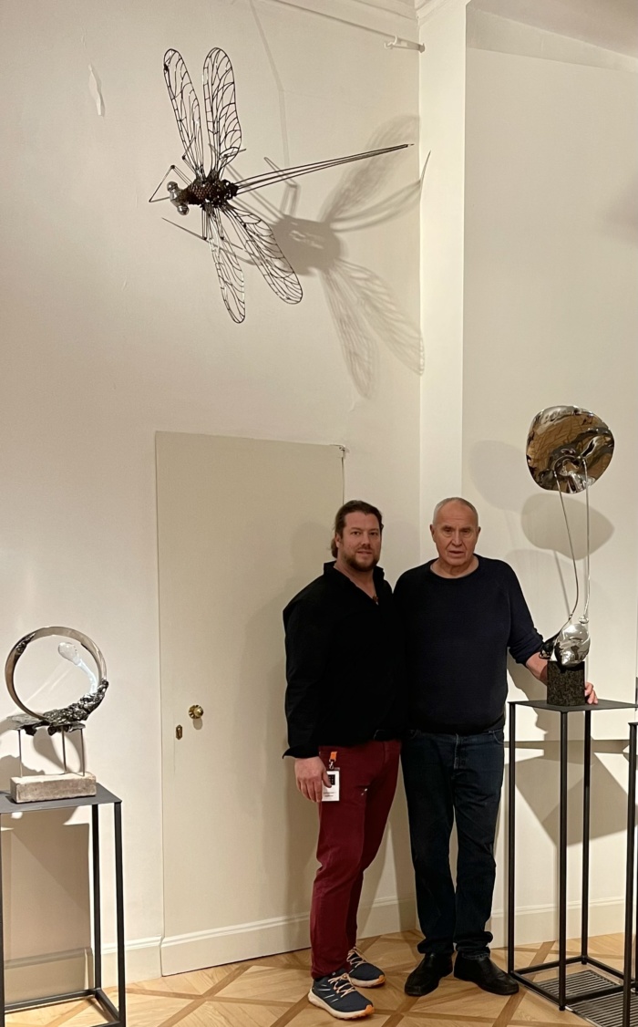 (zleva) Vilém a Jiří Frič u sochy Jezdecký klobouček. Art Prague 2024