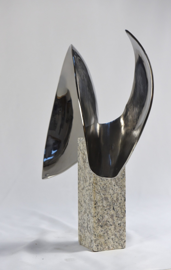 Boční pohled na sochu Lastura VII. Jiřího Friče z leštěné nerezavějící oceli