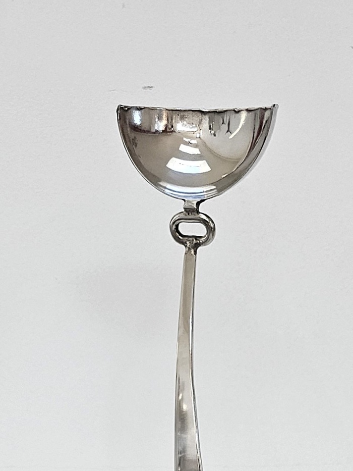Povídej, poslouchám – Jiří Frič – detail zrcadlivé plochy
