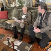 Sběratel umění a honorární konzul Monaka Oldřich Uttendorfský ve svém bytě se sochařem Vilémem Fričem