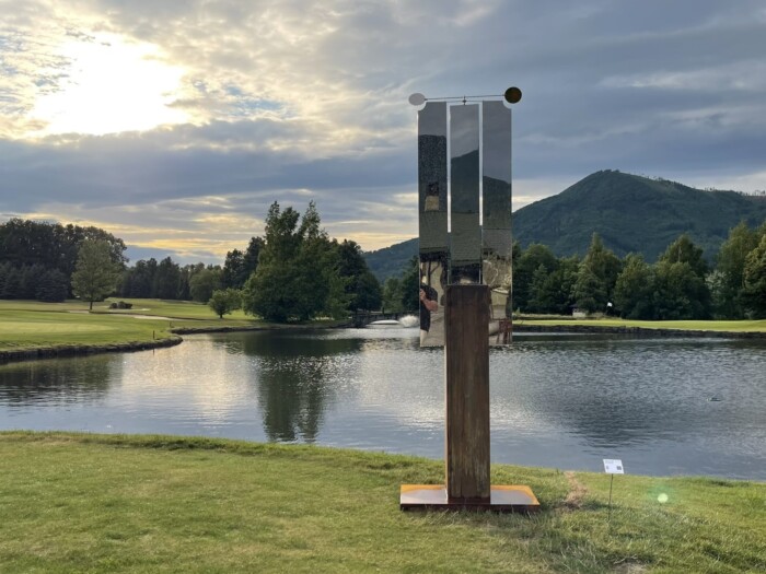 Brána zrcadel, monumentální kinetická socha Viléma Friče z oceli a leštěné nerezavějící oceli