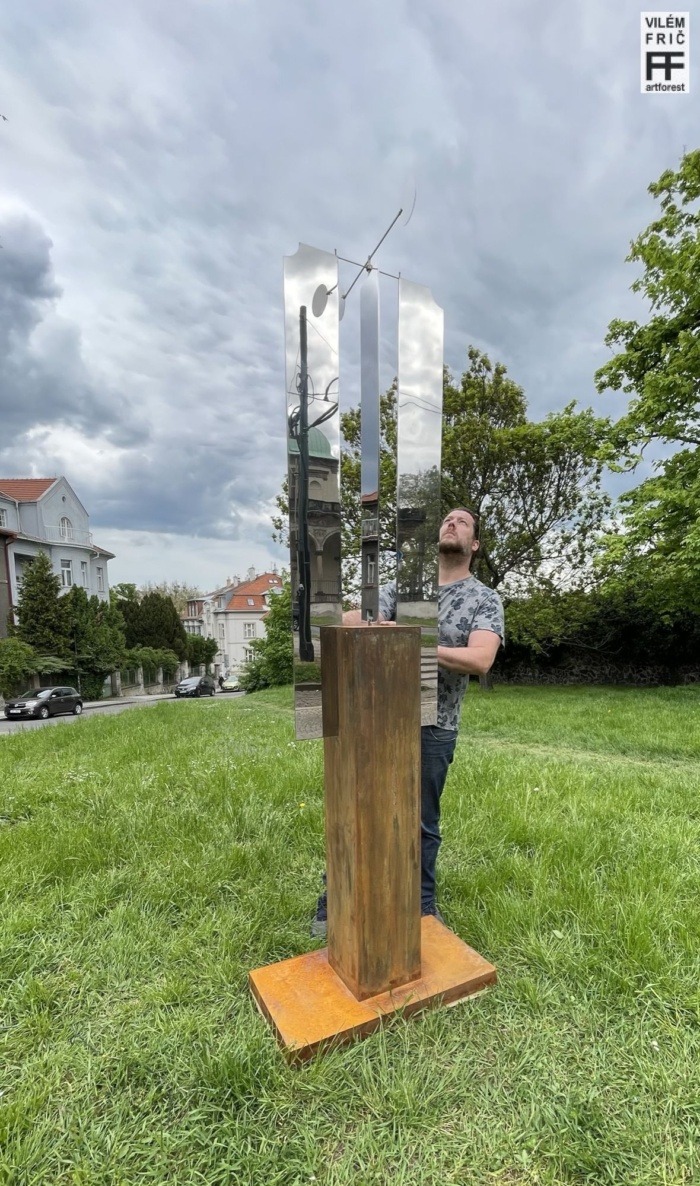 Vilém Frič u kinetické sochy Brána zrcadel