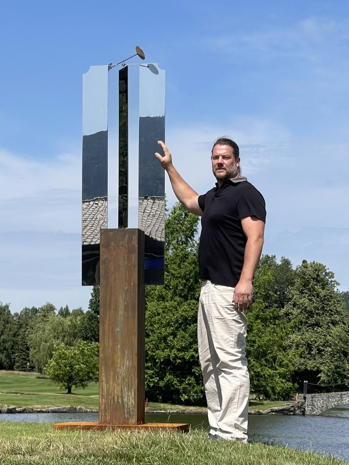 Vilém Frič u kinetické sochy Brána zrcadel