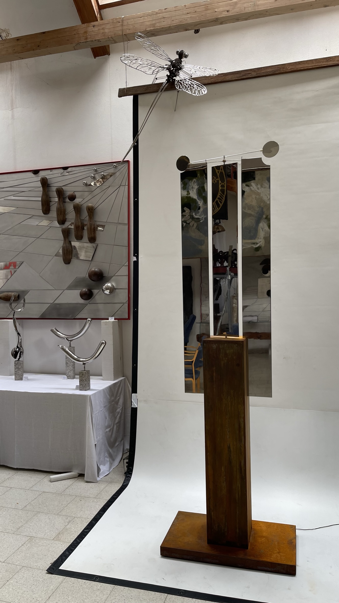 Brána zrcadel, monumentální kinetická socha Viléma Friče z oceli a leštěné nerezavějící oceli