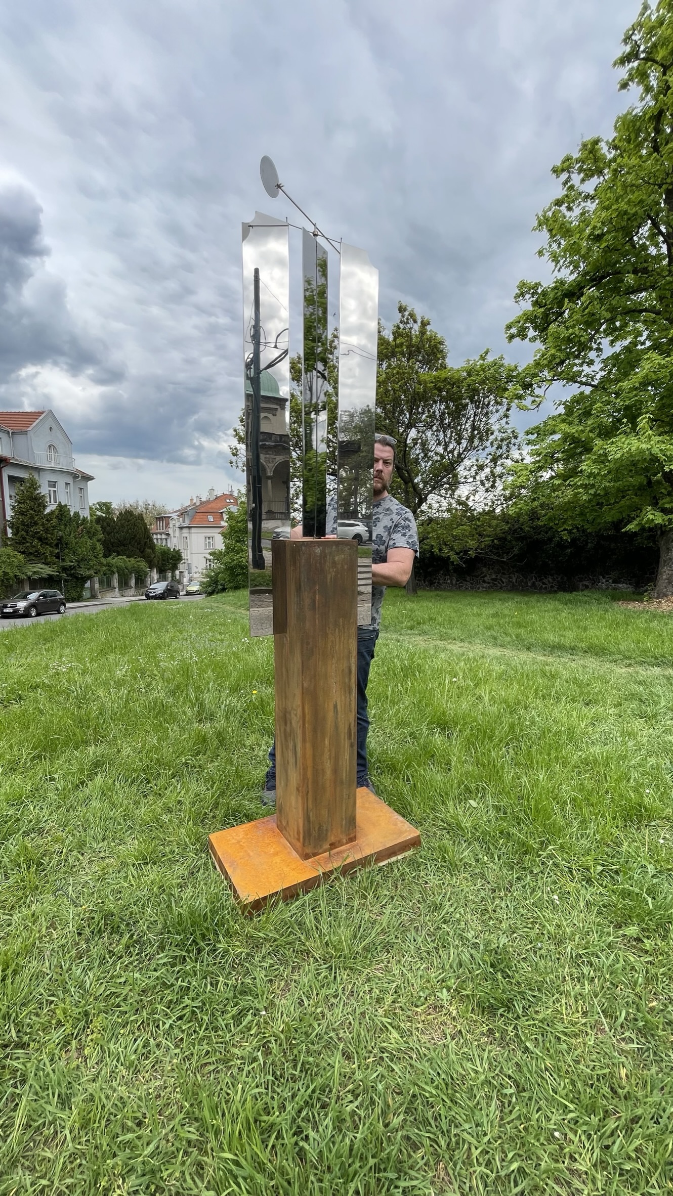 Brána zrcadel, monumentální kinetická socha Viléma Friče z oceli a leštěné nerezavějící oceli s autorem Vilémem Fričem