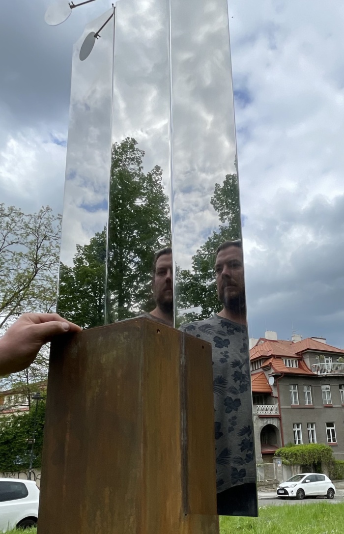Detail zrcadlené a rotující části kinetické sochy Brána zrcadel od Viléma Friče