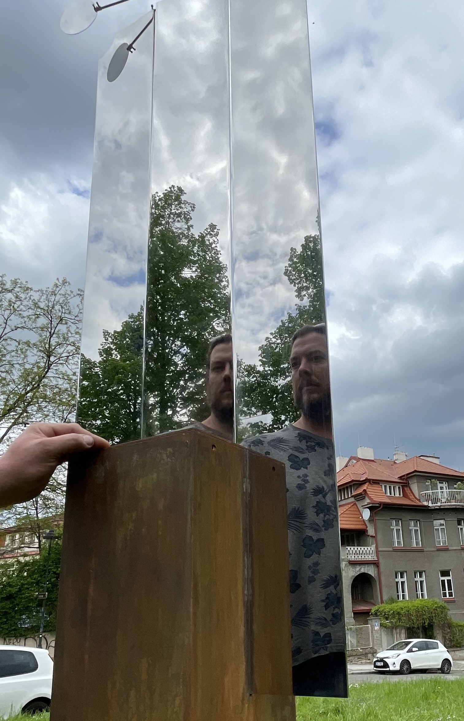 Detail zrcadlené a rotující části kinetické sochy Brána zrcadel od Viléma Friče