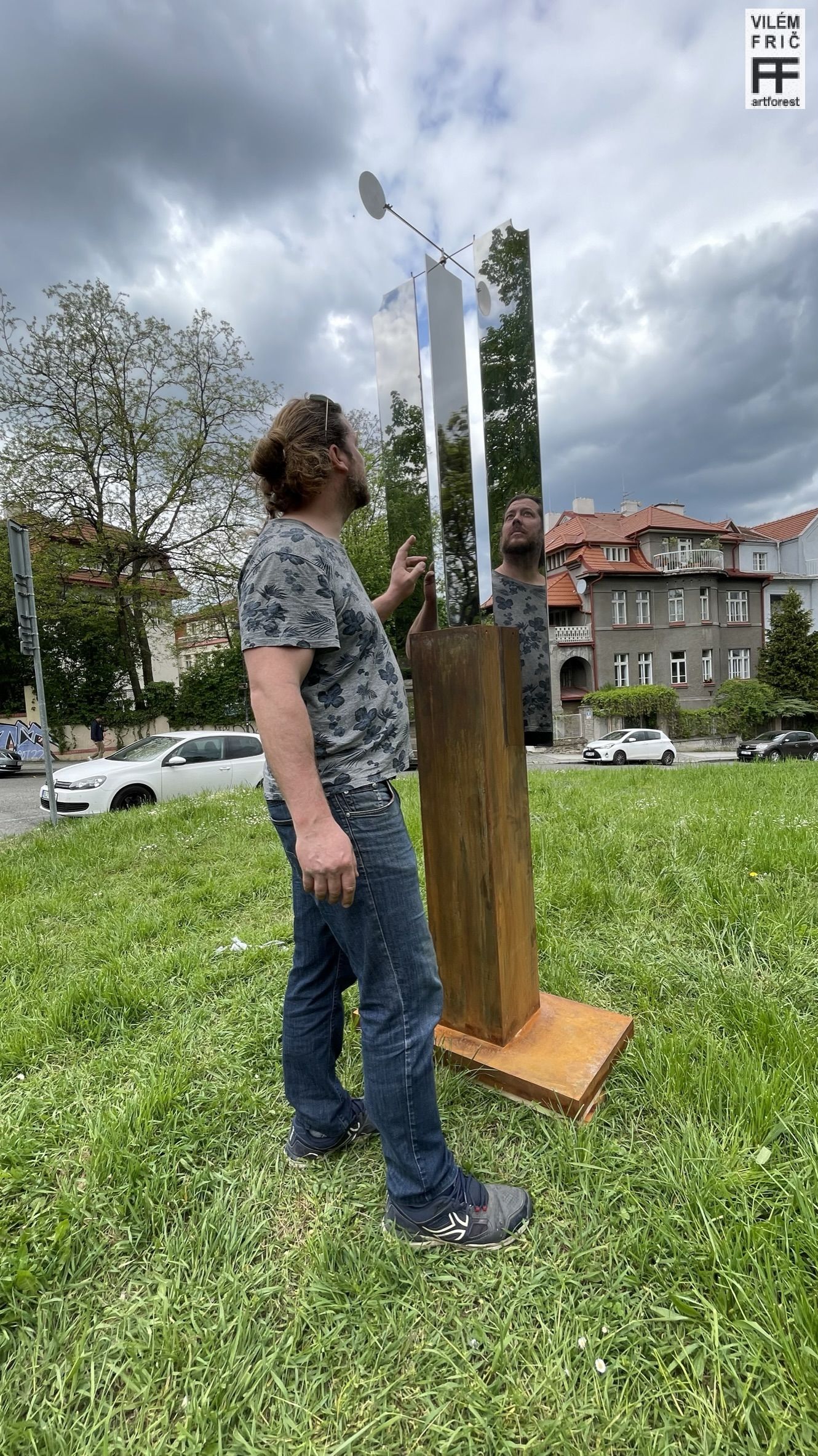 Vilém Frič u kinetické sochy Brána zrcadel