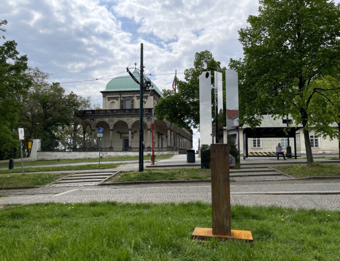 Brána zrcadel, monumentální kinetická socha Viléma Friče z oceli a leštěné nerezavějící oceli