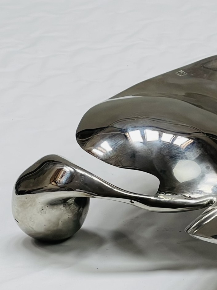 List hojnosti, detail, designový tác z nerezavějící oceli, Jiří Frič